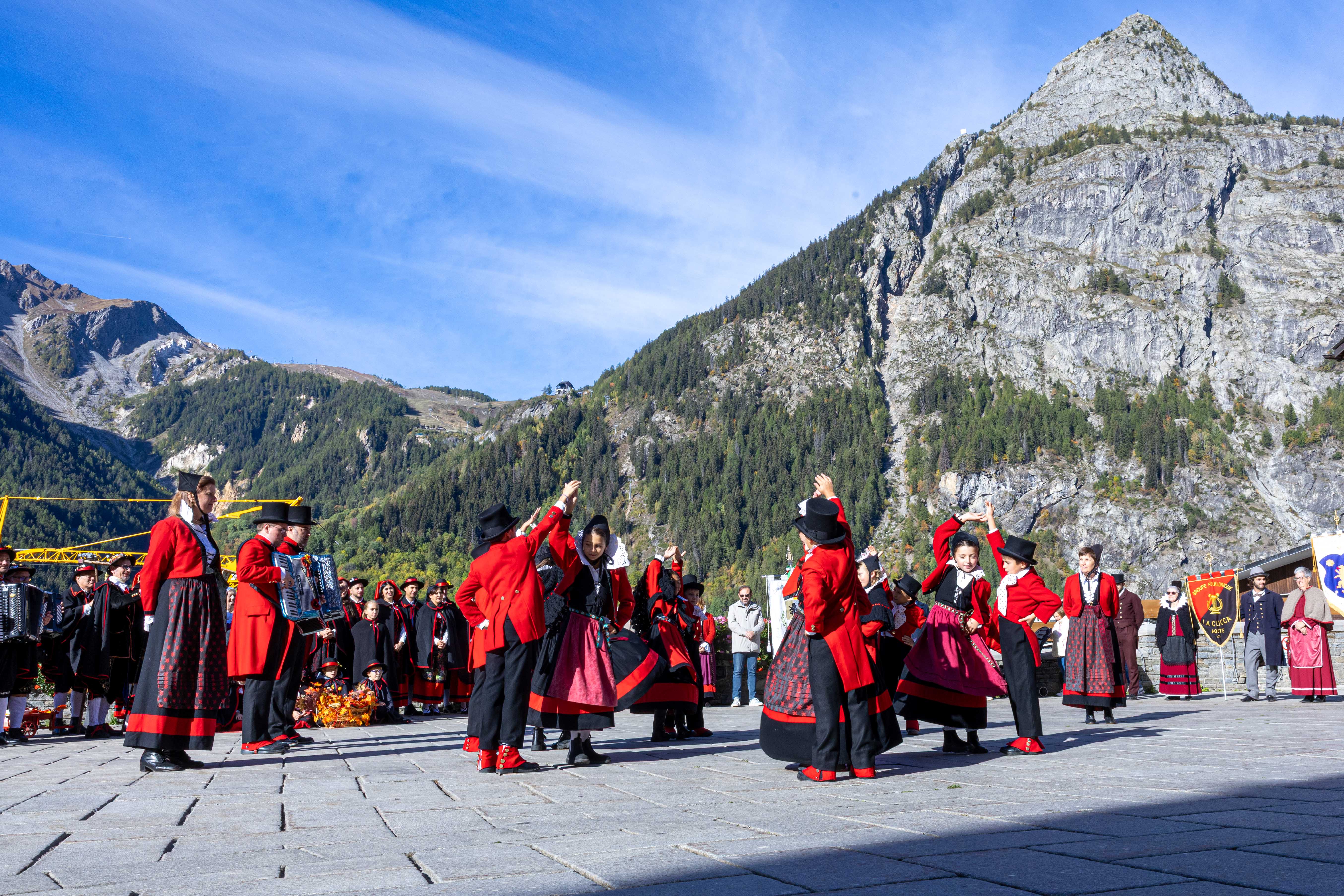 Les Badochys de Courmayeur, settant'anni di tradizione in festa ai piedi del Monte Bianco