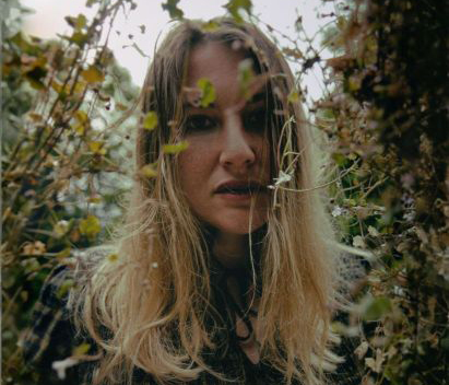 Carlot-ta torna a Ivrea con il suo concerto tra folk, pianoforte ed elettronica