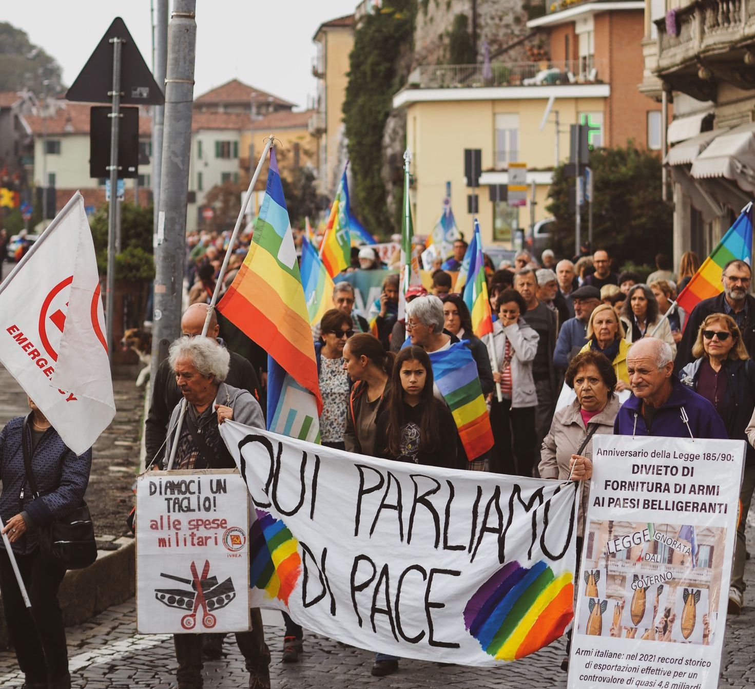 Ivrea, corteo di sabato: in piazza circa 400 persone tra rose e richieste sociali