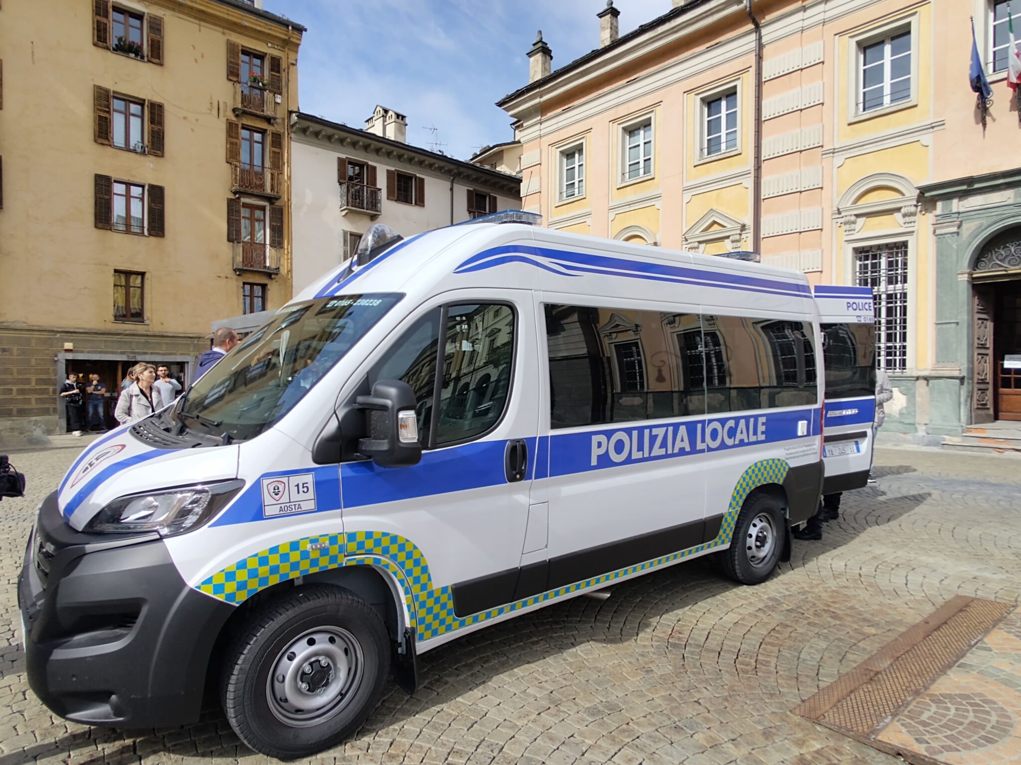 Rifiuti sotto i portici del Municipio: interviene la Polizia locale