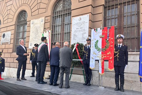 Bari celebra la Giornata della Memoria per le vittime del terrorismo e ricorda Aldo Moro con un atto di tributo e rispetto.
