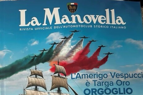 Il simbolo della Marina Militare incontra il simbolo Rai: incontro storico tra Amerigo Vespucci e Fiat 1500 del ’66 a Napoli.
