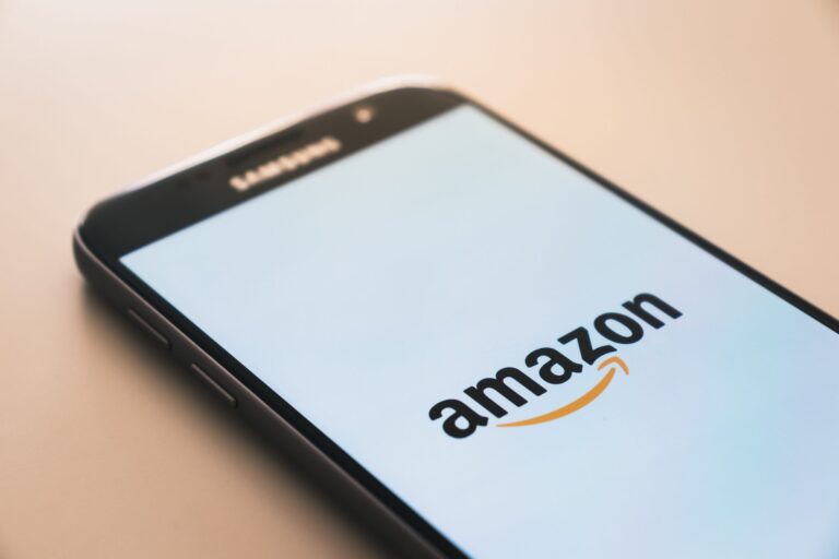 Il tuo “account Amazon bloccato”, “false videochiamate”, “e-mail imbarazzanti”. Le nuove truffe online