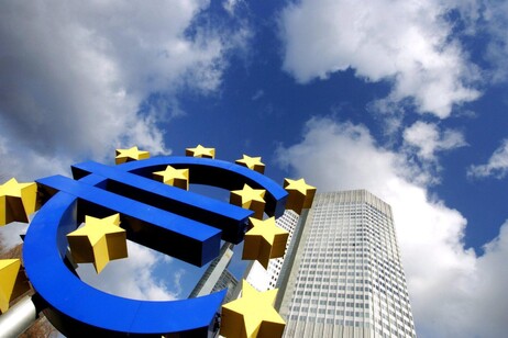 Nuove politiche economiche stimolano l’innovazione tecnologica e lo sviluppo sostenibile, promuovendo la ripresa economica nell’Eurozona.