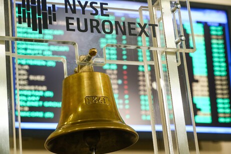 Tendenza negativa sui mercati europei: Londra, Francoforte e Parigi in ribasso, alcuni titoli resistono. Volatilità e incertezza guidano le decisioni degli investitori.