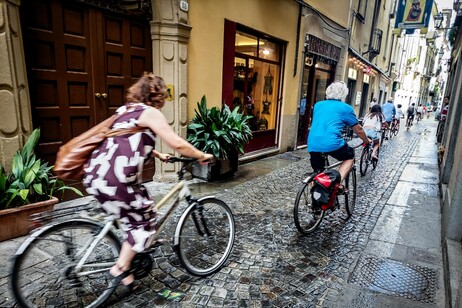 “Turismo estivo in Italia: previsione di spesa record da parte degli stranieri”