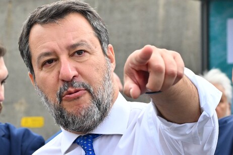Proposta innovativa di Matteo Salvini per ridurre le emissioni di CO2: focus sui biocarburanti e motori endotermici.