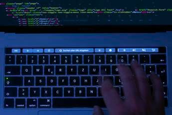 Videocamere hackerate, scoperto sito che vende dirette e video hot privati: 150 dall’Italia