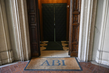 Analisi ABI: Strategie per la liquidità nazionale e solidità bancaria