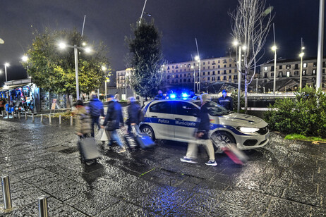 Tragico incidente a Napoli: donna ferita da piastra metallica lanciata dal palazzo. Autorità indagano sospettando dolo. Comunità in preoccupazione e solidarietà verso la vittima. Sicurezza pubblica sotto esame. Appello per giustizia e rafforzamento delle misure di controllo.