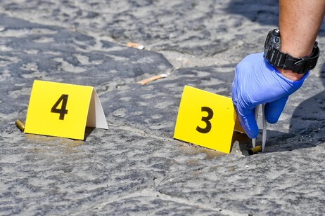 Sparatoria a Qualiano: malviventi e proprietario di casa coinvolti, un passante ferito. Carabinieri indagano e comunità locale chiede maggior sicurezza.
