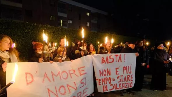 Fiaccolata a Venaria in memoria di Cinzia D’Aires: comunità unita contro la violenza di genere.