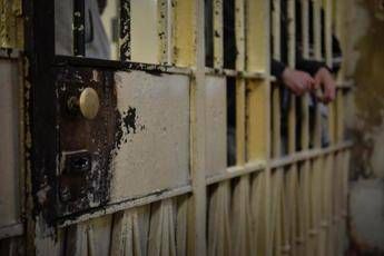 “Sei il preferito di nonno”, aggredisce il fratello 14enne con una forchetta e viene arrestato