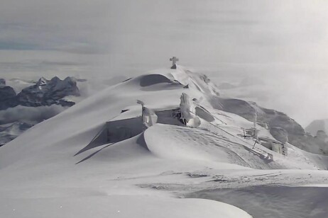 La Marmolada travolta dalla cortina di neve