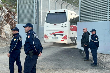 Migranti maltrattati in Albania: emergono episodi di violenza nel Centro di Rimpatrio