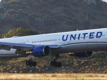 Parabrezza Boeing in frantumi, atterraggio d’emergenza e pilota ferito