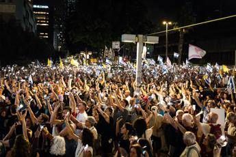 Gaza, Netanyahu non parla di tregua: avanti offensiva. A Tel Aviv 350mila in piazza per gli ostaggi