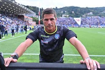 “Gol annullato per fuorigioco”, Como-Lazio nella storia: arbitro Manganiello spiega ai tifosi