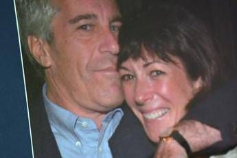 Rapporti con Trump, ‘libro nero’ clienti e ombre su suicidio Epstein: la verità di Ghislaine Maxwell