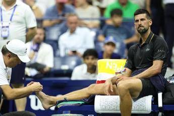 Us Open, Djokovic-Tien interrotta e medico in campo per Nole. Cos’è successo