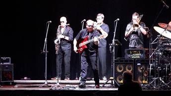 Pisa celebra la musica con i Level 42: concerto sold-out e messaggio di pace