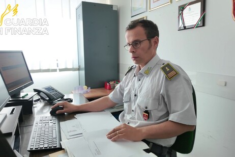 6c949bb10f5df52c797b9321679ab0b9