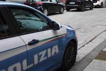 Parcheggia in doppia fila per prendere figlio a scuola, presa a schiaffi da 74enne