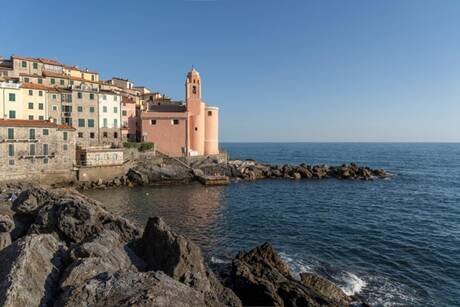 La chiesa di San Giorgio a Tellaro nel Comune di Lerici (La Spezia)