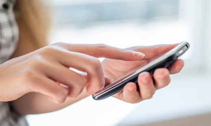 cellulare-mano-420x252