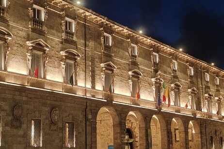 24f8aa2068644a04de99d1de09ded445