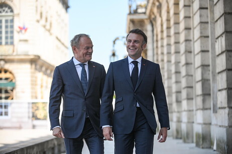 Macron e Tusk firmano il trattato di amicizia tra la Francia e la Polonia