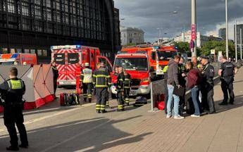 Amburgo, attacco con coltello in stazione: almeno 12 feriti, tre gravi. Arrestata una donna
