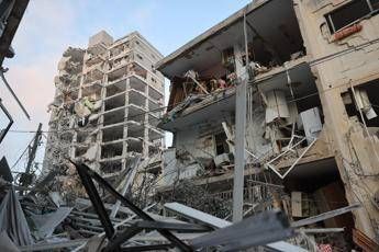 Israele-Iran, nuova notte di raid: Teheran colpisce Tel Aviv e Gerusalemme. Trump: “Colpiremo, se attaccati”