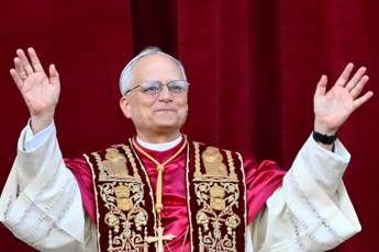 Papa, rito di intronizzazione papale: storia e simbolismo delle vesti pontificie