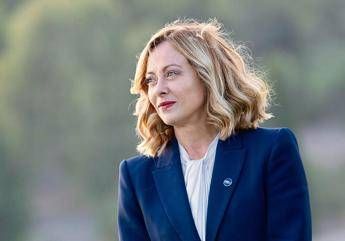 Quirinale, Meloni al ricevimento del 2 giugno: il ‘toc toc’ con Bonelli e i selfie