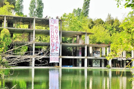 La trasformazione innovativa del lago Bullicante nella Biennale di Architettura di Venezia 2025.