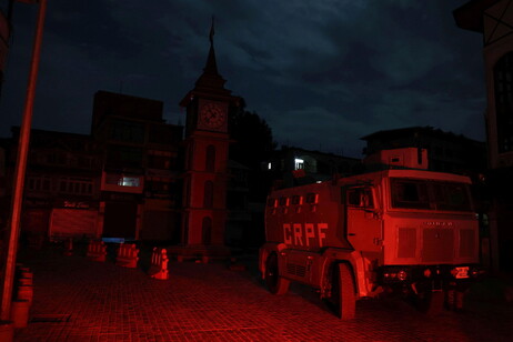 Oscuramento della città indiana di Jammu seguito da una serie di esplosioni.